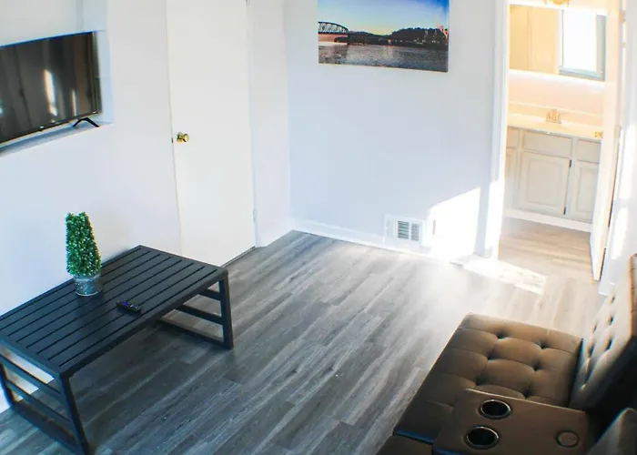 Newly Renovated 2-Bed Near Downtown-North Shore