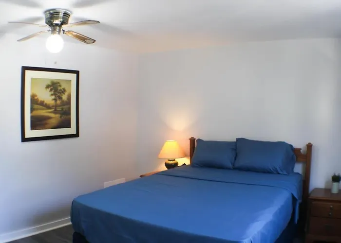 Newly Renovated 2-Bed Near Downtown-North Shore