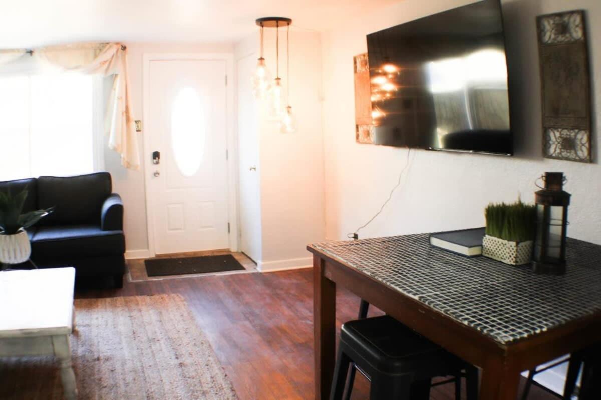 Newly Renovated 2-bed Near Downtown-north Shore Hébergement de vacances *